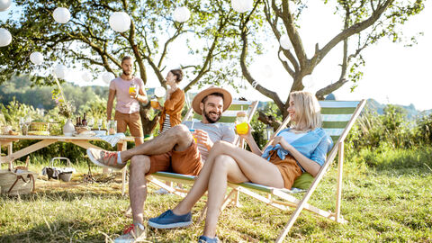 Freunde sitzen im Garten