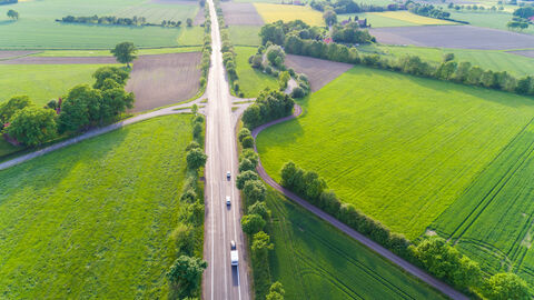 Autos auf einer Landstraße Autos auf einer Landstraße