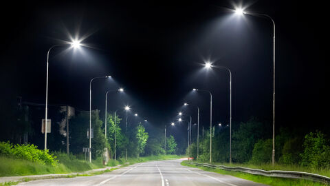 Beleuchtete Straße bei Nacht Beleuchtete Straße bei Nacht