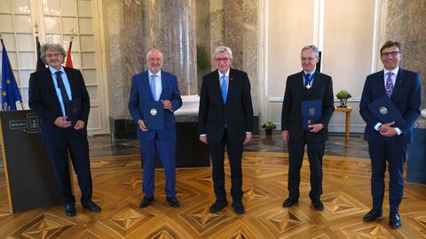 Ministerpräsident Bouffier mit den durch das Bundesverdiestkreuz ausgezeichneten