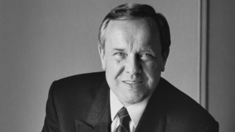 Walter Wallmann Ministepräsident Walter Wallmann lehnt an einem Stuhl