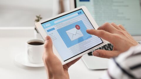 Newsletter der Landesregierung Zwei Hände halten ein Tablet, auf welchem eine E-Mail eingegangen ist