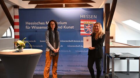 Kunst- und Kulturministerin Angela Dorn (l) mit Nachwuchs-Stipendiatin Olga Zaitseva-Herz