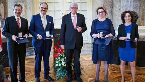 Wilhelm Leuschner-Medaille 2021 Ministerpräsident Volker Vouffier posiert auf dem Foto gemeinsam mit den diesjährigen Preisträgerinnen und Preisträgern der Wilhelm Leuschner-Medaille
