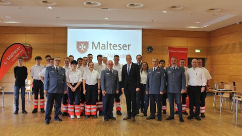 Norbert Häger und Innenminister Peter Beuth gemeinsam mit dem Malteser Hilfedienst. Norbert Häger und Innenminister Peter Beuth gemeinsam mit dem Malteser Hilfedienst.