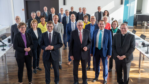 Kirchengespräch 2022 Die Hessische Landesregierung gemeinsam mit den Vertretern der Kirchen und Bistümer, alle lächeln in die Kamera.