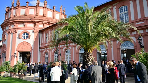 Unter den Gästen waren viele politische Weggefährten und Freunde des Ministerpräsidenten sowie Vertreter der Kirchen, der Medien, aus der Wirtschaft, dem Sport und der Gesellschaft.