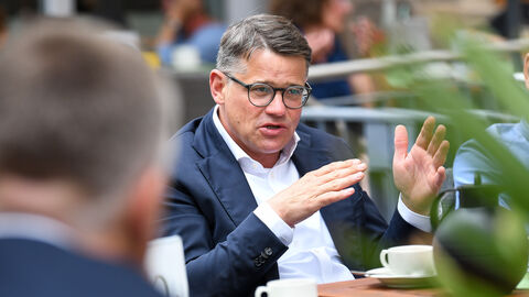 Ministerpräsident Boris Rhein bei der Bürgersprechstunde im Cafe Hetzler in Fritzlar