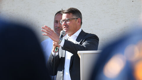 Ministerpräsident Boris Rhein spricht auf der 10. Internationalen Jugendbegegnung der Jugendfeuerwehr