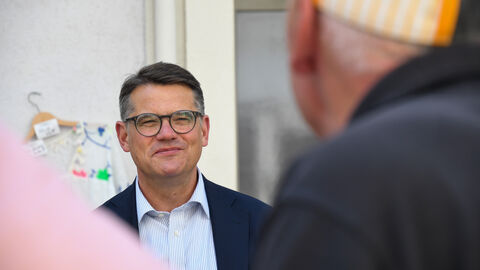 Boris Rhein auf dem Wochenmarkt in Bad Nauheim