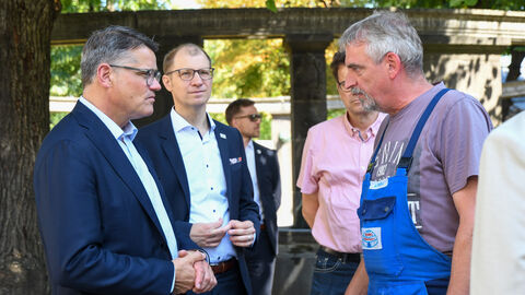 Boris Rhein auf dem Wochenmarkt in Bad Nauheim