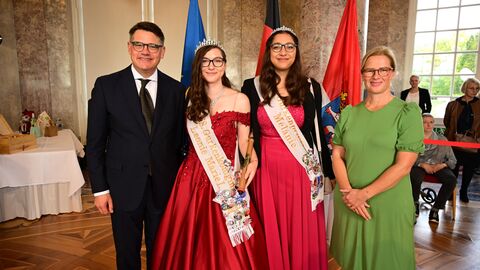 Ministerpräsident Boris Rhein mit seiner Frau Tanja Raab-Rhein und die Bibliser Gurkenkönigin Leonie Marie I. mit Gurkenprinzessin Melanie; Leonie Marie Kipfstuhl und Melanie Nitsch. 
