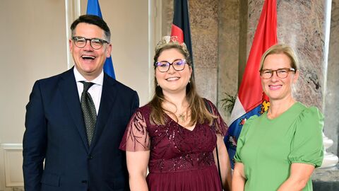Ministerpräsident Boris Rhein mit seiner Frau Tanja Raab-Rhein und Stefanie I., die Gebietsweinkönigin der Hessischen Bergstraße; Stefanie Kippenhan. Ministerpräsident Boris Rhein mit seiner Frau Tanja Raab-Rhein und Stefanie I., die Gebietsweinkönigin der Hessischen Bergstraße; Stefanie Kippenhan.