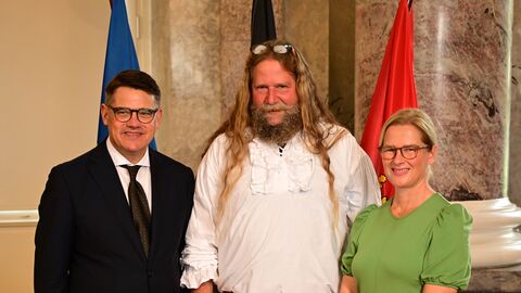 Ministerpräsident Boris Rhein mit seiner Frau Tanja Raab-Rhein und der Odenhäuser Bacchus Maz I.; Matthias Schmidt.
