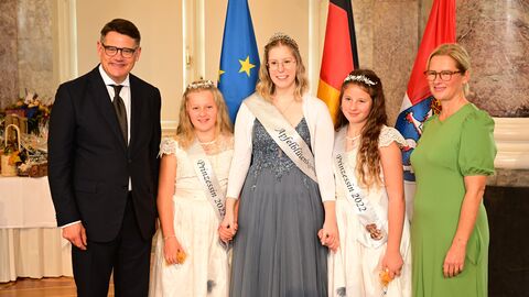 Ministerpräsident Boris Rhein mit seiner Frau Tanja Raab-Rhein und die Höchster Apfelblütenkönigin Johanna I. mit den Prinzessinnen Elena und Sophia; Johanna Glenz, Elena Schwarz und Sophia Wolf. Ministerpräsident Boris Rhein mit seiner Frau Tanja Raab-Rhein und die Höchster Apfelblütenkönigin Johanna I. mit den Prinzessinnen Elena und Sophia; Johanna Glenz, Elena Schwarz und Sophia Wolf.