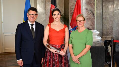 Ministerpräsident Boris Rhein mit seiner Frau Tanja Raab-Rhein und Laternenkönigin Lisa I. von Bad Homburg;  Lisa Beckmann. 