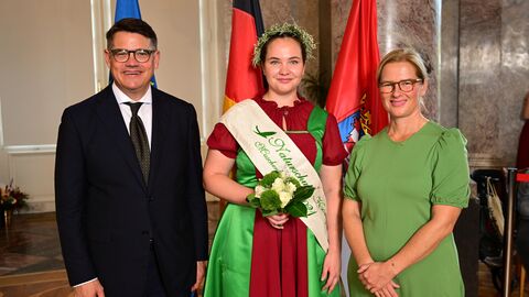 Ministerpräsident Boris Rhein mit seiner Frau Tanja Raab-Rhein und die Naturschutzkönigin aus Muschenheim; Cara Hartmann.
