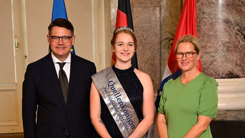 Ministerpräsident Boris Rhein mit seiner Frau Tanja Raab-Rhein und der Quellenkönigin Lara; Lara Köhl.