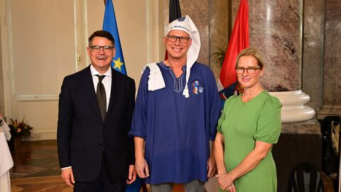 Ministerpräsident Boris Rhein mit seiner Frau Tanja Raab-Rhein und der Müllerborsch der Stadt Mühlheim am Main; Volker Hatzebruch. 