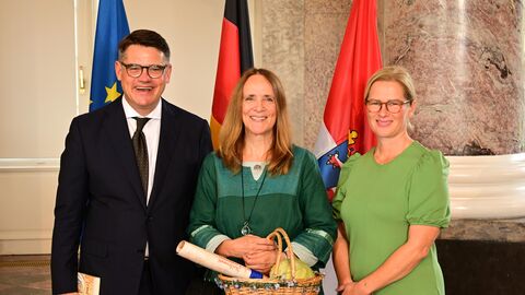 Ministerpräsident Boris Rhein mit seiner Frau Tanja Raab-Rhein und die Irminrat VII. von Großauheim; Martina Körner. Ministerpräsident Boris Rhein mit seiner Frau Tanja Raab-Rhein und die Irminrat VII. von Großauheim; Martina Körner.
