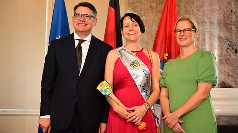 Ministerpräsident Boris Rhein mit seiner Frau Tanja Raab-Rhein und die Niederdorfelder Kürbiskönigin Julia I; Julia Bauscher. 