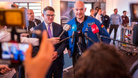 Ministerpräsident Boris Rhein und Astronaut Alexander Gerst Ministerpräsident Boris Rhein und Astronaut Alexander Gerst geben ein Interview