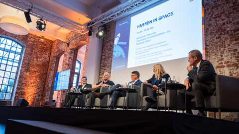 Gesprächsrunde Hessen in Space Ministerpräsident Boris Rhein und verschiedene Gesprächspartnerinnen und Gesprächspartner bei Hessein in Space