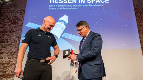 Hessen in Space mit Boris Rhein und Astronaut Alexander Gerst Ministerpräsident Boris Rhein übergibt Astronaut Alexander Gerst deine Hessenlöwe-Figur