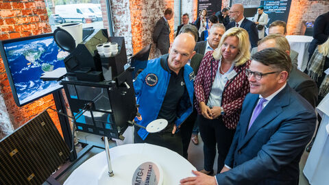 Hessen in Space-Veranstaltung mit Ministerpräsident Boris Rhein Ministerpräsident Boris Rhein und Astronaut Alexander Gerst bei Hessen in Space-Veranstaltung in Frankfurt
