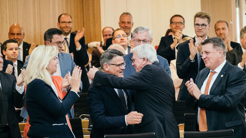 Der scheidende Ministerpräsident Volker Bouffier gratuliert seinem Nachfolger Boris Rhein zur Wahl im Hessischen Landtag