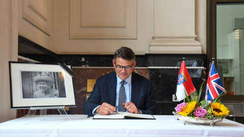 Ministerpräsident Rhein trägt sich in ein Kondolenzbuch für die verstorbene britische Königin Elizabeth II. ein