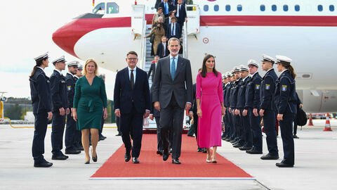 Ministerpräsident Rhein empfängt das spanische Königspaar am Flughafen Frankfurt