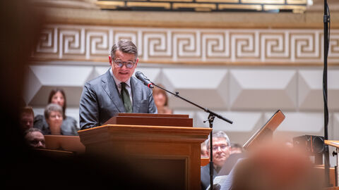 Ministerpräsident Boris Rhein spricht beim Adventskonzert