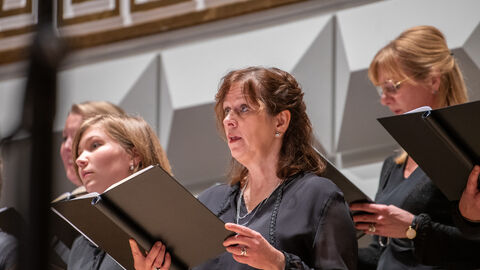 Adventskonzert Personen singen im Chor beim Adventskonzert
