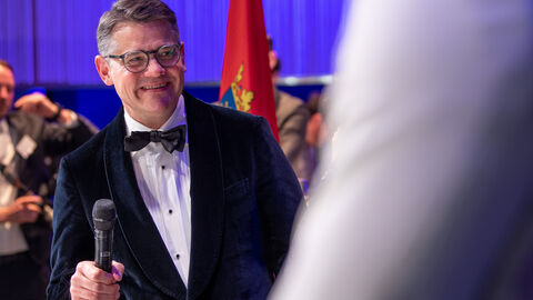 Ministerpräsident Boris Rhein im Gespräch.