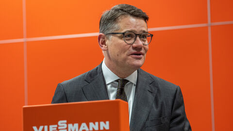 Ministerpräsident Boris Rhein hält eine Rede bei seinem Besuch des Familienunternehmens Viessmann in Allendorf (Eder).