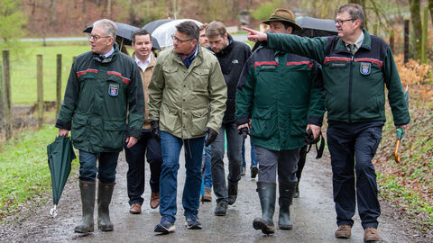 Ministerpräsident Boris Rhein hat den Tiergarten Weilburg besucht und sich dort u.a. über das Angebot des Wildparks informiert. Ministerpräsident Boris Rhein hat den Tiergarten Weilburg besucht und sich dort u.a. über das Angebot des Wildparks informiert.
