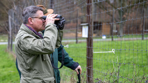 Ministerpräsident Boris Rhein hat den Tiergarten Weilburg besucht und sich dort u.a. über das Angebot des Wildparks informiert. Ministerpräsident Boris Rhein hat den Tiergarten Weilburg besucht und sich dort u.a. über das Angebot des Wildparks informiert.