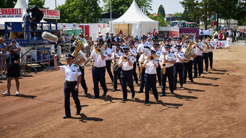 Der Festzug mit einer Länge von circa 3,5 Kilometern und mehr als 2.100 Teilnehmerinnen und Teilnehmern ist angeführt worden vom Landespolizeiorchester. Der Festzug mit einer Länge von circa 3,5 Kilometern und mehr als 2.100 Teilnehmerinnen und Teilnehmern ist angeführt worden vom Landespolizeiorchester.
