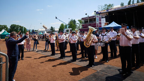 Der Festzug mit einer Länge von circa 3,5 Kilometern und mehr als 2.100 Teilnehmerinnen und Teilnehmern ist angeführt worden vom Landespolizeiorchester. Der Festzug mit einer Länge von circa 3,5 Kilometern und mehr als 2.100 Teilnehmerinnen und Teilnehmern ist angeführt worden vom Landespolizeiorchester.