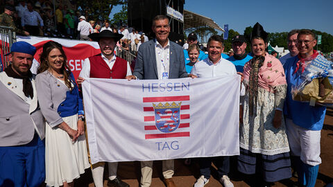 Am Ende des Festzuges haben der Pfungstädter Bürgermeister Patrick Koch und das Hessentagspaar, Natalie Reining und Simon Schmitz, vor der Ehrentribüne die Hessentagsfahne an den Fritzlarer Bürgermeister Hartmut Spogat und das Hessentagspaar 2024, Franziska und Kevin Wathling, überreicht. Am Ende des Festzuges haben der Pfungstädter Bürgermeister Patrick Koch und das Hessentagspaar, Natalie Reining und Simon Schmitz, vor der Ehrentribüne die Hessentagsfahne an den Fritzlarer Bürgermeister Hartmut Spogat und das Hessentagspaar 2024, Franziska und Kevin Wathling, überreicht.