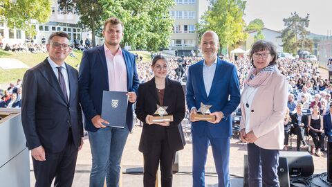 Ministerpräsident Boris Rhein überreicht Jörg Eigendorf, stellvertretend für seine Frau Katrin Eigendorf, sowie Sena Karahan und Carlos Becker von der Walter-Lübcke-Schule in Wolfhagen im Beisein von Irmgard Braun-Lübcke den Walter-Lübcke-Demokratie-Preis 2022. Ministerpräsident Boris Rhein überreicht Jörg Eigendorf, stellvertretend für seine Frau Katrin Eigendorf, sowie Sena Karahan und Carlos Becker von der Walter-Lübcke-Schule in Wolfhagen im Beisein von Irmgard Braun-Lübcke den Walter-Lübcke-Demokratie-Preis 2022.