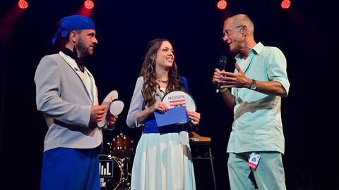 Hessens Chef der Staatskanzlei, Staatsminister Axel Wintermeyer (rechts), mit dem Hessentagspaar, Natalie Reining (Mitte) und Simon Schmitz (links), auf dem Helferfest zum 60. Hessentag in Pfungstadt