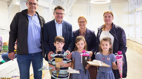 Ministerpräsident Boris Rhein und seine Frau Tanja Raab-Rhein mit Mehrlingen im Hessenpark in Neu-Anspach. Ministerpräsident Boris Rhein und seine Frau Tanja Raab-Rhein mit Mehrlingen im Hessenpark in Neu-Anspach.