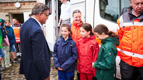 Ministerpräsident Boris Rhein beim Drillingstreffen im Hessenpark in Neu-Anspach. Ministerpräsident Boris Rhein beim Drillingstreffen im Hessenpark in Neu-Anspach.