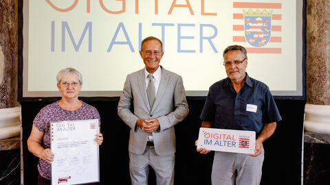 Der Chef der Hessischen Staatskanzlei, Staatsminister Axel Wintermeyer, hat die Diakonie Odenwald in Reichelsheim beim 2. Di-Lotsen-Tag in Wiesbaden als Di@-Lotsen-Stützpunkt begrüßt und ihnen die Urkunde überreicht.