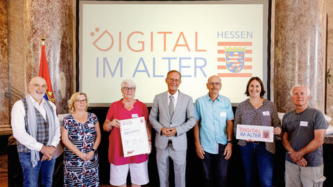 Der Chef der Hessischen Staatskanzlei, Staatsminister Axel Wintermeyer, hat die Gemeinde Weilrod beim 2. Di-Lotsen-Tag in Wiesbaden als Di@-Lotsen-Stützpunkt begrüßt und ihnen die Urkunde überreicht.