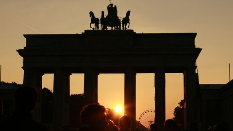 Tag der Deutschen Einheit Das Brandenburger Tor bei Sonnenuntergang