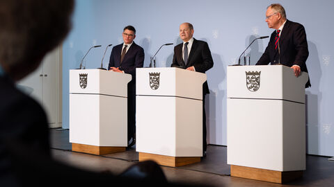 Pressekonferenz mit Bundeskanzler Scholz, Ministerpräsident Rhein und Ministerpräsident Weil im Anschluss an die Ministerpräsidentenkonferenz in Berlin und das Gespräch mit dem Bundeskanzler zur Flüchtlingspolitik Pressekonferenz mit Bundeskanzler Scholz (Mitte), Ministerpräsident Rhein (links) und Ministerpräsident Weil (rechts) im Anschluss an die Ministerpräsidentenkonferenz in Berlin und das Gespräch mit dem Bundeskanzler zur Flüchtlingspolitik