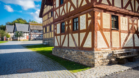 Eine Reihe nachgebildeter Fachwerkhäuser im Freilichtmuseum Hessenpark